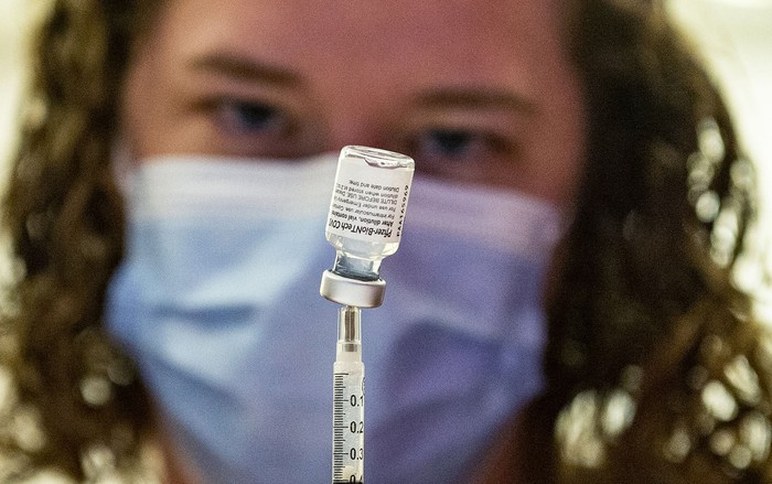 Vacunación contra la Covid-19, el 6 de febrero de 2022, en Connecticut, Estados Unidos. · Foto: Joseph Prezioso, AFP
