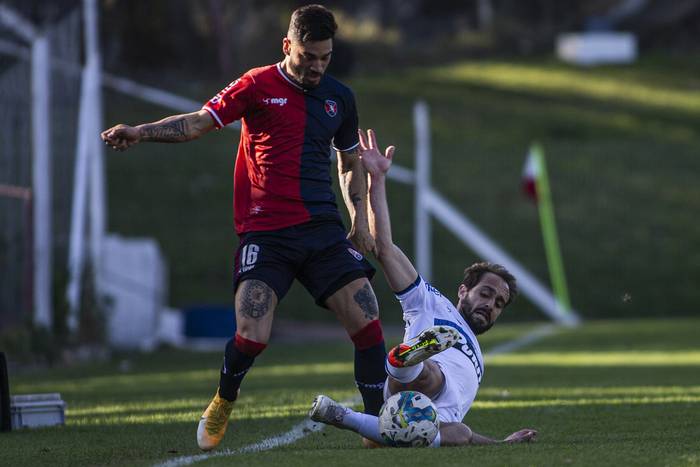 Emiliano Ancheta, de Albion y Hernán Figuerdeo, de Liverpool, en el Parque Saroldi. · Foto: .