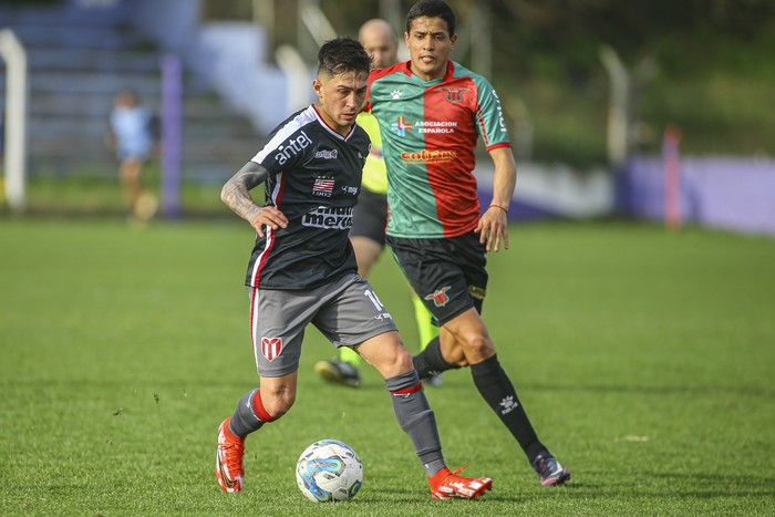 Agustín Rodríguez, de Boston River y Marcos Montiel, de River en el Parque Capurro. · Foto: . Agustín Rodríguez, de Boston River y Marcos Montiel, de River en el Parque Capurro. · Foto: .