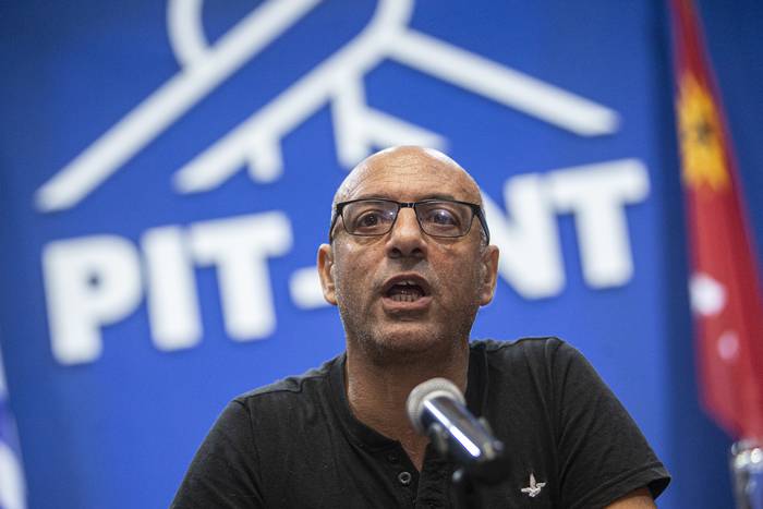 Marcelo Abdala, durante la conferencia de prensa, el 24 de abril, en el PIT-CNT. · Foto: .