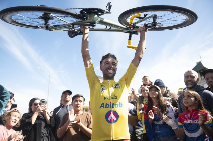 Anderson Maldonado, del Club Náutico de Boca del Cufré, ganador de la Vuelta Ciclista. · Foto: Alessandro Maradei