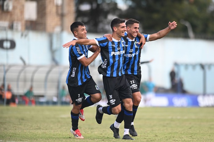 Javier Vallejo, Martín Rabuñal y Enzo Castillo, de Liverpool, festejan tras el triunfo sobre Plaza Colonia en el estadio Belvedere. · Foto: Alessandro Maradei