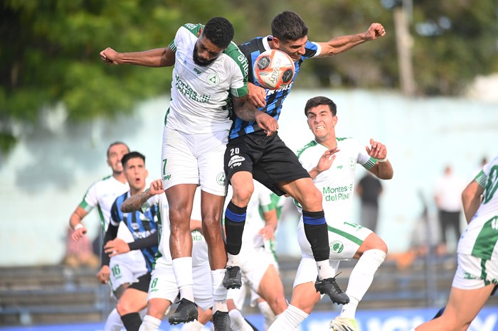 Diogo Oliveira, de Plaza Colonia y Martín Rabuñal, de Liverpool, en el estadio Belvedere · Foto: Alessandro Maradei