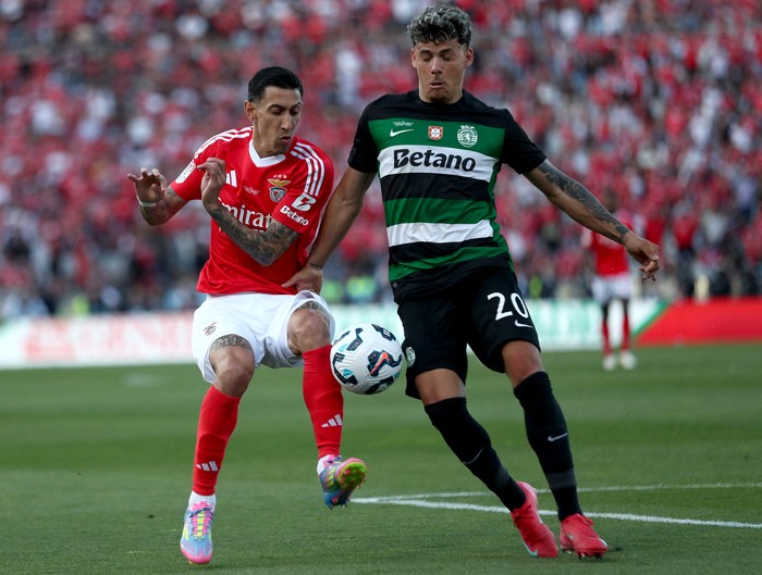 Ángel Di María, de Benfica, y Maximiliano Araújo, de Sporting de Lisboa, el 25 de mayo, durante la final de la Copa de Portugal, en el estadio Jamor de Oeiras. · Foto: Carlos Costa, AFP