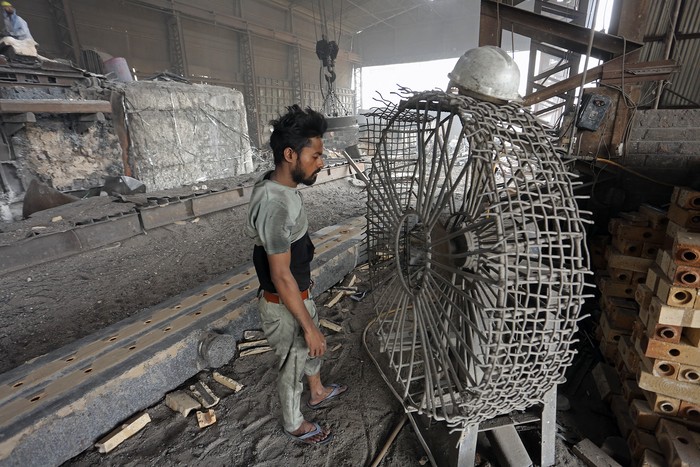 Fábrica de acero, el 10 de junio, en Jammu, India. · Foto: Mukesh Gupta, AFP