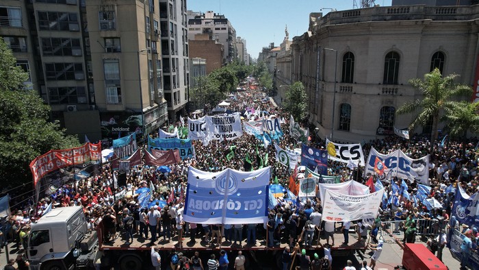 Manifestación durante el paro nacional contra el gobierno de Javier Milei, el 24 de enero, en Córdoba. · Foto: Nicolás Aguilera, AFP