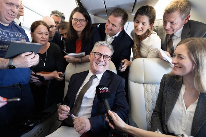 Keir Starmer atiende a la prensa en un avión rumbo a Washington, el 9 de julio. · Foto: Stefan Rousseau, Pool, AFP