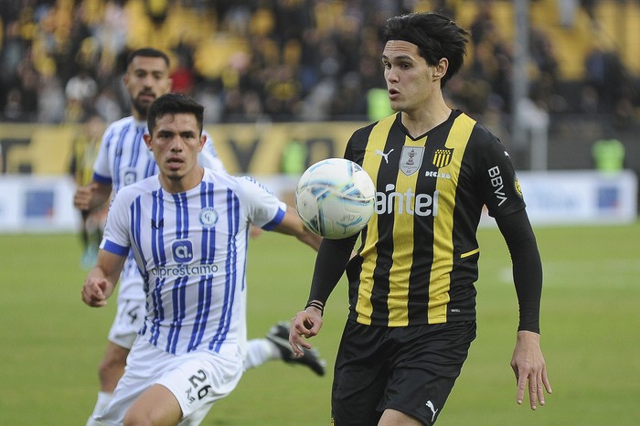 Marcos Enrrique, de Cerro Largo, y Ruben Bentancourt, de Peñarol, el 4 de junio, en el Campeón del Siglo. · Foto: Federico Gutiérrez