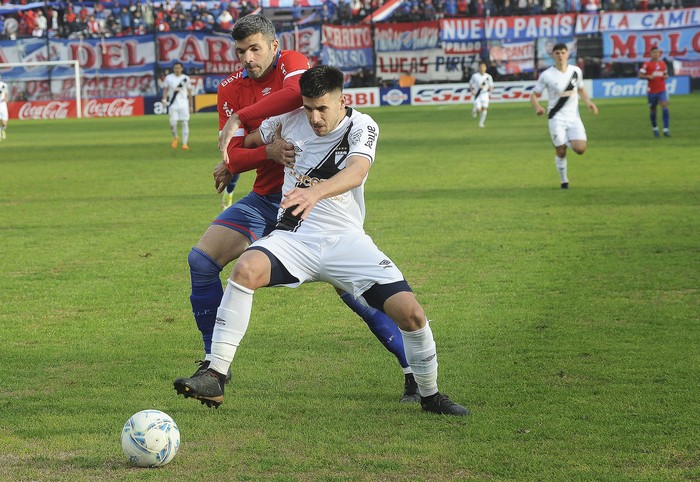 Emmanuel Cigliotti, de Nacional, y Martín Rea, de Danubio, el 25 de junio, en Jardines del Hipódromo. · Foto: Federico Gutiérrez