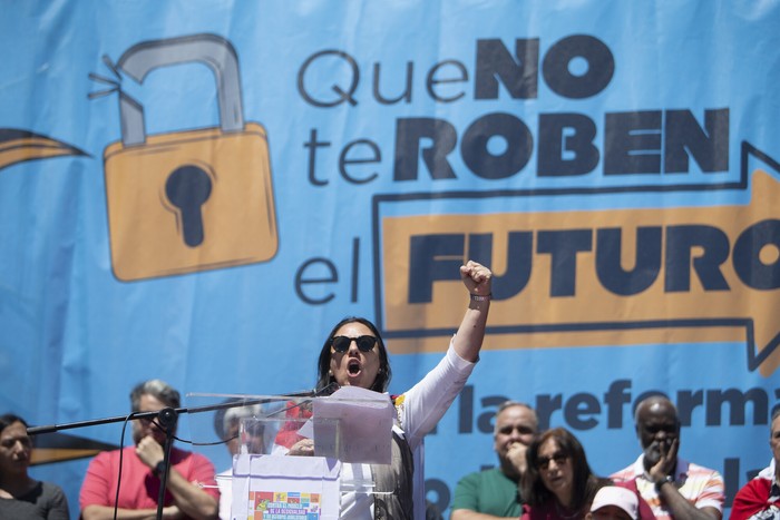 Karina Sosa, en el marco de un paro parcial contra la reforma de la seguridad social, convocado por el PIT-CNT, en el Palacio Legislativo, en Montevideo (archivo, noviembre de 2022). · Foto: Ernesto Ryan