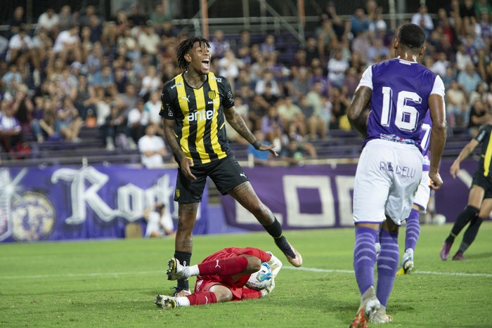 Abel Hernández, de Peñarol, durante el partido contra Defensor Sporting,  el 25 de febrero en el estadio Luis Franzini. · Foto: Camilo dos Santos