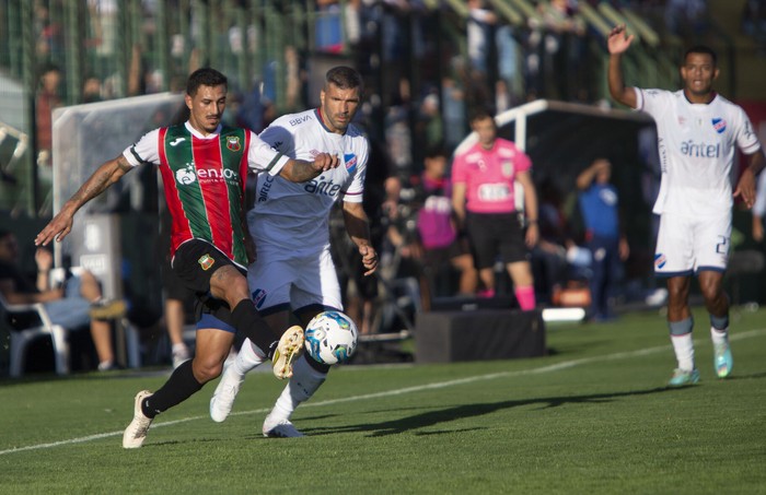 Eduardo Darias, de Deportivo Maldonado y Lucas Morales, de Nacional, el sábado 18 de marzo, en el estadio Domingo Burgueño de Maldonado. · Foto: Camilo dos Santos