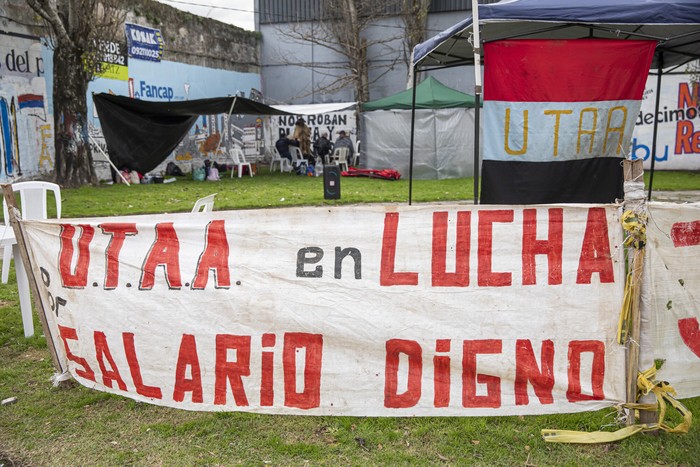 Carpa de la UTAA frente al Palacio Legislativo (archivo, junio de 2024). · Foto: Rodrigo Viera Amaral