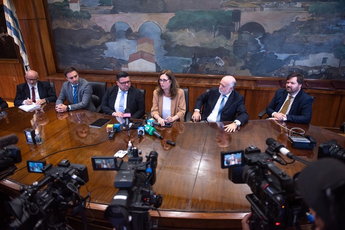 Hubert Arbildi, Nicolás Spinelli, Diego Durand, Elisa Facio, Daniel Lamela y Leandro Claramunt, el 27 de diciembre de 2024 · Foto: Gianni Schiaffarino