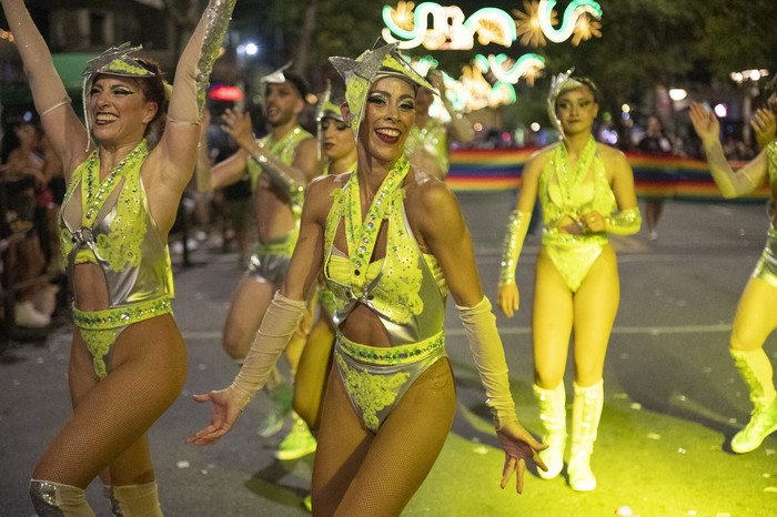 Revista Tabú durante el Desfile Inaugural del Carnaval 2025, por la avenida 18 de Julio de Montevideo. · Foto: Alessandro Maradei