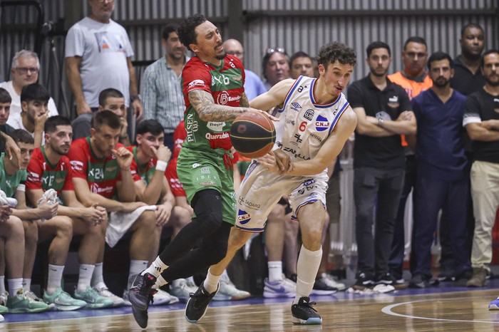 Donald Sims, de Aguada, y Mateo Sarni, de Nacional (archivo, febrero de 2025). · Foto: Rodrigo Viera Amaral