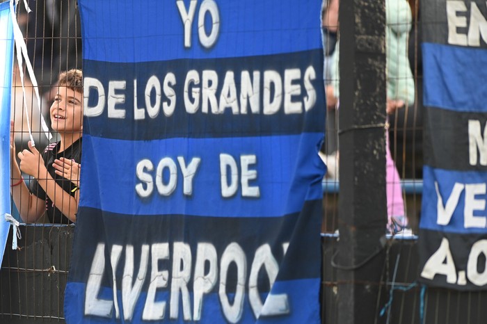 Hinchada de Liverpool, el 20 de abril en el estadio Belvedere. · Foto: Alessandro Maradei