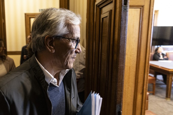 Juan Castillo, en una comisión del Parlamento (archivo, mayo de 2025). · Foto: Ernesto Ryan