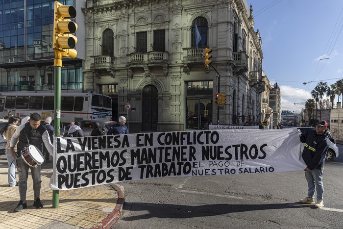Movilización de trabajadores de La Vienesa en la Dinatra (archivo, junio de 2025). · Foto: Ernesto Ryan