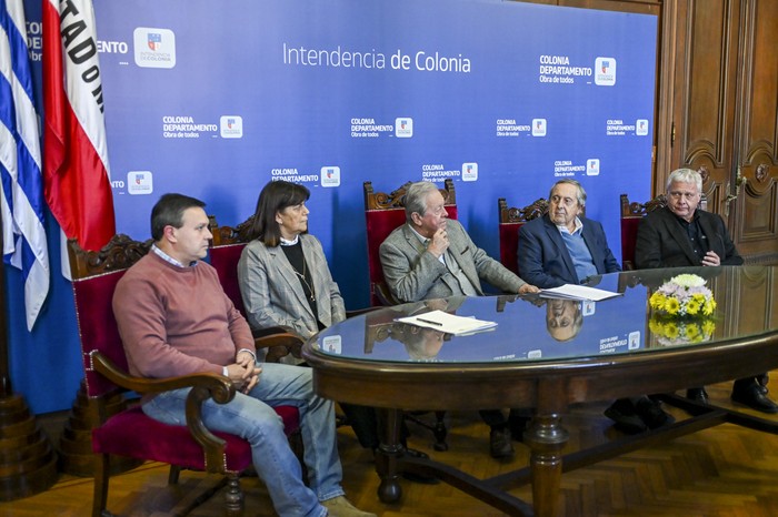 Rodney Colina, presidente de la Comisión Coordinadora del Interior, Cristina Otero, secretaria general de la Intendencia de Colonia, Carlos Moreira, intendente de Colonia, Carlos Lecueder y Alfredo Lempert, propietarios de Nogalim SA, durante la firma de boleto de compraventa del predio de Sudamtex para la instalación de la Universidad de la República en Colonia. · Foto: Ignacio Dotti