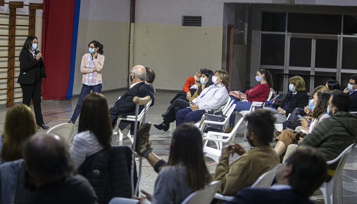Nelly Rodríguez y Silvia Silva en la presentación del proyecto Semillas de Soberanía, en el colegio Varela. · Foto: .