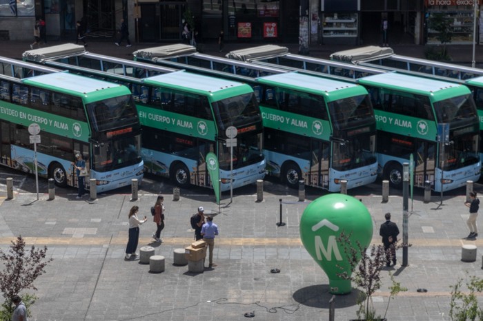 Presentación de los seis buses turísticos, el 11 de noviembre de 2024, en la explanada de la Intendencia de Montevideo. · Foto: Ernesto Ryan