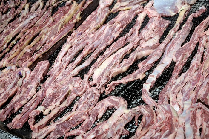 Foto principal del artículo 'Quita del IVA al asado vence esta semana y sería prorrogada; cae el acuerdo con privados para congelar otros cortes' · Foto: Javier Calvelo, adhocFOTOS