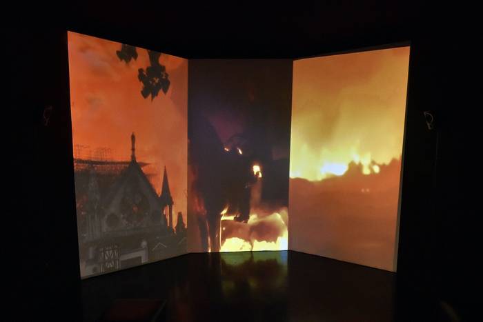 Obra de Valentina Cardellino en la exposición _Premio Montevideo de Artes Visuales_, en el Subte. · Foto: Federico Gutiérrez