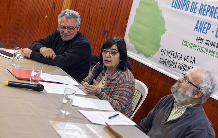 Julián Mazzoni, Rosana Cortazzo y Andrés Olivetti, en el conversatorio "Emergencia Cultural y transformación educativa" (07.08.2023). · Foto: Ernesto Ryan