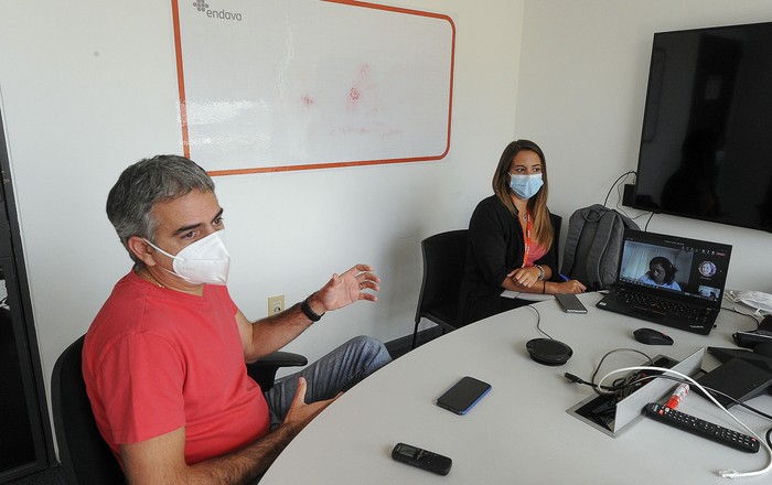 Luciano Deluca y Sofía Cardozo, de la empresa Endava. · Foto: Federico Gutiérrez