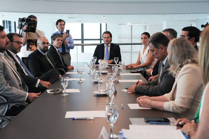 Firma de memorando de entendimiento entre el Estado uruguayo y la empresa HIF para construir una planta de hidrógeno verde (archivo, febrero de 2024). · Foto: Presidencia de Uruguay