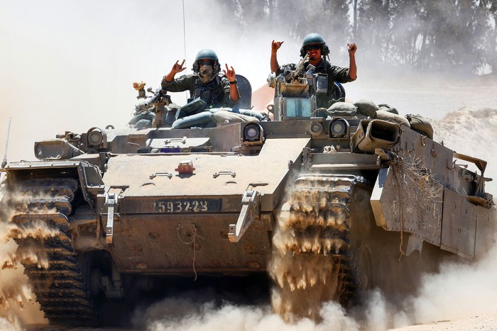 Soldados israelíes gesticulan, el 20 de mayo, en la frontera sur de Israel con la Franja de Gaza. · Foto: Jack Guez, AFP