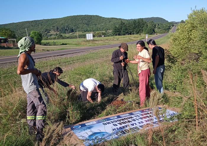 Actividad de vecinos contrarios a la producción de hidrógeno verde. · Foto: Sin dato de autor