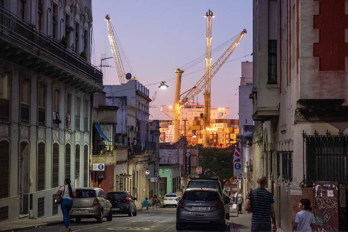 Vista del puerto de Montevideo desde la calle Bartolomé Mitre, en la Ciudad Vieja (archivo, febrero de 2023). · Foto: Ricardo Antúnez, adhocFOTOS