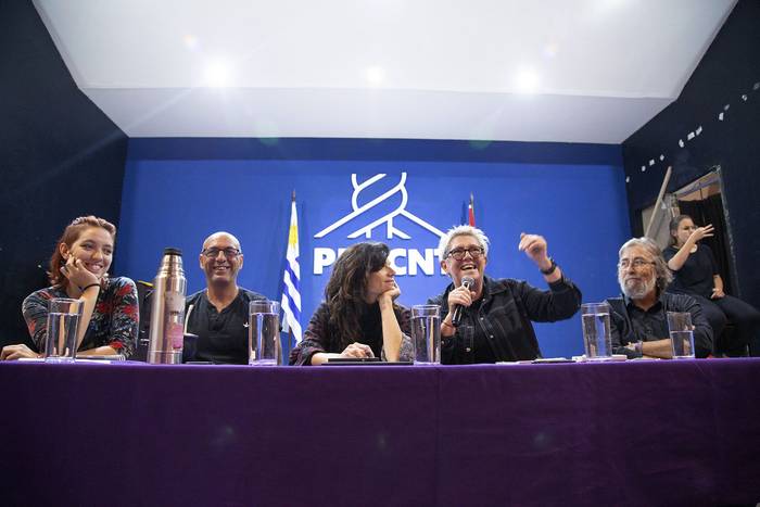 Tamara Savio, Marcelo Abdala, Clara Serra, Lilián Abracinskas y Gustavo González, el 12 de abril en la sede del PIT-CNT. · Foto: Camilo dos Santos
