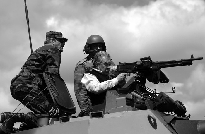 El comandante en jefe del Ejército, Jorge Rosales, y el subsecretario del Ministerio de Defensa, Jorge Menéndez, participan en las maniobras militares, ayer, en el departamento de Soriano · Foto: Nicolás Celaya El comandante en jefe del Ejército, Jorge Rosales, y el subsecretario del Ministerio de Defensa, Jorge Menéndez, participan en las maniobras militares, ayer, en el departamento de Soriano · Foto: Nicolás Celaya