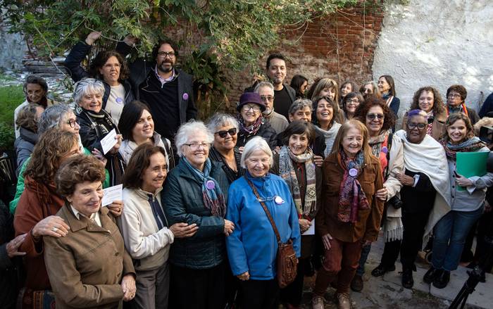 Colectivo Mujeres con Historias, de adultas mayores en la la casa donde se va a construir la primera vivienda colaborativa feminista del Uruguay. · Foto: Mara Quintero Colectivo Mujeres con Historias, de adultas mayores en la la casa donde se va a construir la primera vivienda colaborativa feminista del Uruguay. · Foto: Mara Quintero