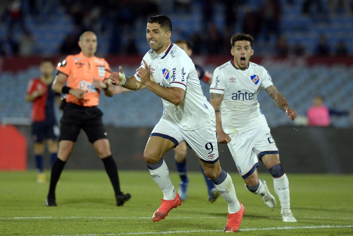 Luis Suárez tras el gol de Nacional a Albion, en el estadio Centenario (13.10.2022). · Foto: Alessandro Maradei