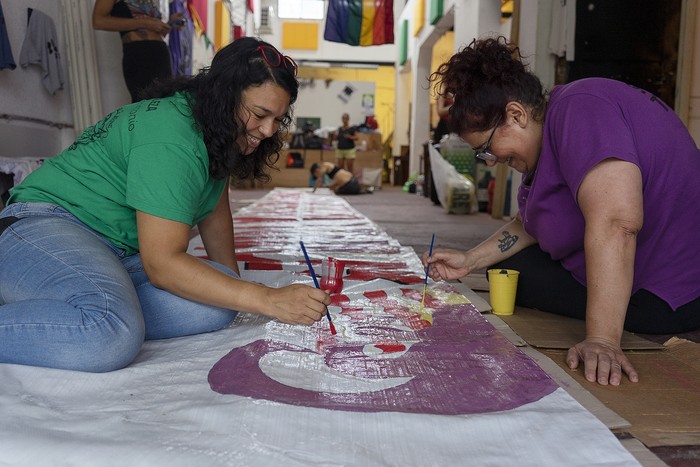 Pintada de carteles de Tejido Feminista, el sábado 5 de marzo, en Palermo. · Foto: Meri Parrado