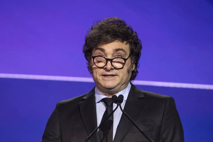 El presidente argentino, Javier Milei, da un disrcuso en la Conferencia Global del Instituto Milken, el 6 de mayo en el hotel Beverly Hilton, en Beverly Hills, California. · Foto: Apu Gomes, Getty Images, AFP