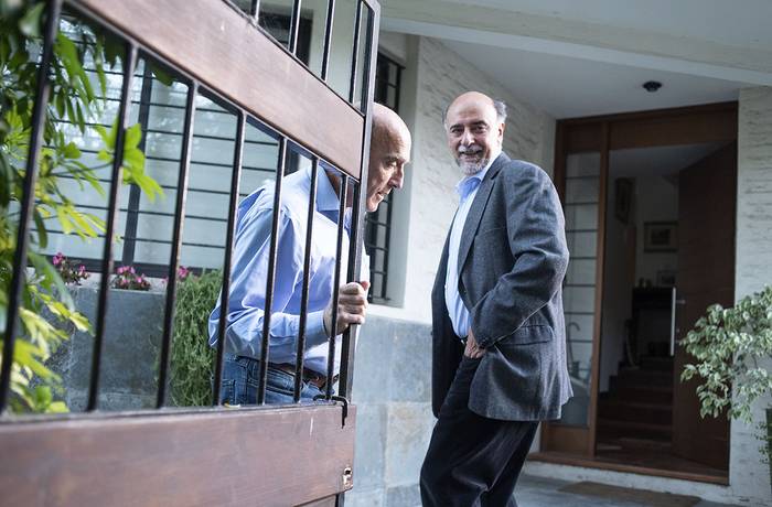 Pablo Mieres visita a Daniel Martínez en su domicilio (archivo, mayo 2019). · Foto: Ricardo Antúnez Pablo Mieres visita a Daniel Martínez en su domicilio (archivo, mayo 2019). · Foto: Ricardo Antúnez