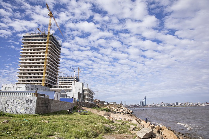 Montevideo Harbour en construcción, en la rambla Baltasar Brum. · Foto: Rodrigo Viera Amaral