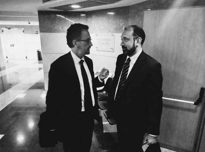 Los abogados Andrea Speranzoni y Luca Ventrella. · Foto: Nadia Angelucci