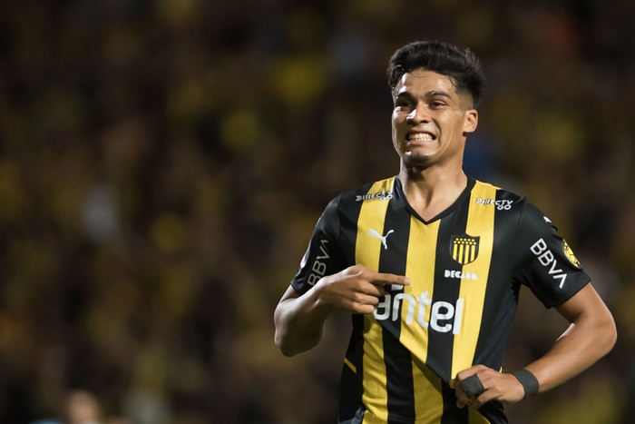 Matias Arezo, de Peñarol, luego de anotar ante Montevideo City Torque, este domingo, en el estadio Campeón del Siglo. · Foto: Ramiro Cicao