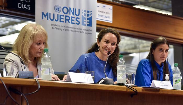 Carolina Cosse; Carmen Sanguinetti y Fernanda Sfeir, durante la presentación de un informe de ONU Mujeres, el viernes 11 de marzo, en el Edificio Anexo del Palacio Legislativo. · Foto: Federico Gutiérrez