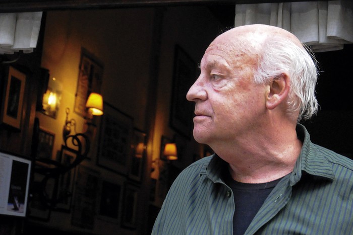 Eduardo Galeano en el café Brasilero (archivo, 2008). · Foto: Javier Calvelo