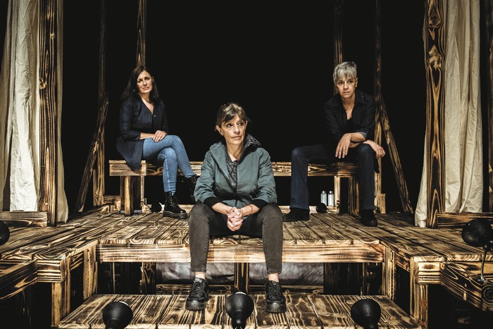 María Mendive, Gabriela Iribarren y Marisa Bentancur en _Ana contra la muerte_. · Foto: Mauricio Rodríguez