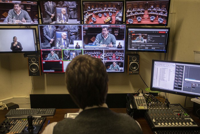 Cabina de transmisión y grabación del Senado durante la votación del proyecto de tenencia compartida (03.05.2023). · Foto: .