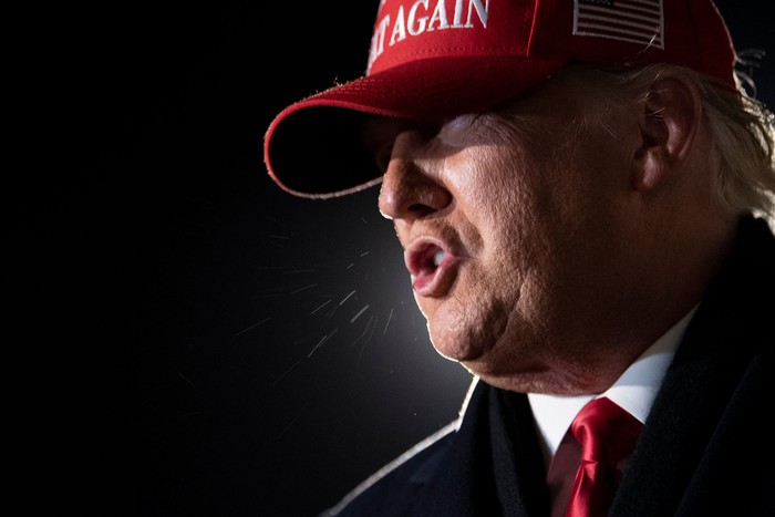 Donald Trump, habla con la prensa en el Aeropuerto Internacional General Mitchell el 2 de noviembre de 2020 en Milwaukee, Wisconsin. 
 · Foto: Brendan Smialowski, AFP
