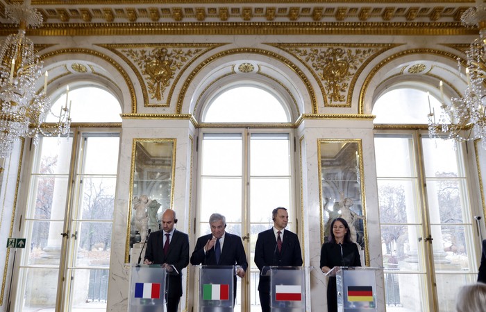 Jean-Noel Barrot, ministro de Asuntos Exteriores de Francia, Antonio Tajani, ministro de Asuntos Exteriores de Italia, Radoslaw Sikorski, ministro de Asuntos Exteriores de Polonia y Annalena Baerbock,  ministra de Asuntos Exteriores de Alemania, en conferencia de prensa, el 19 de noviembre, en Varsovia. · Foto: Wojtek Radwanski / AFP
